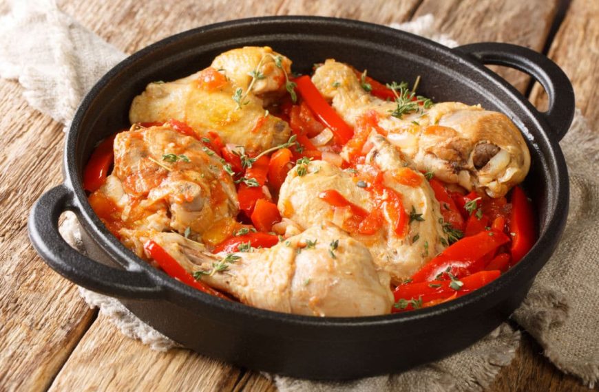 Hähnchenschenkel mit Paprika und Knoblauch im Ofen