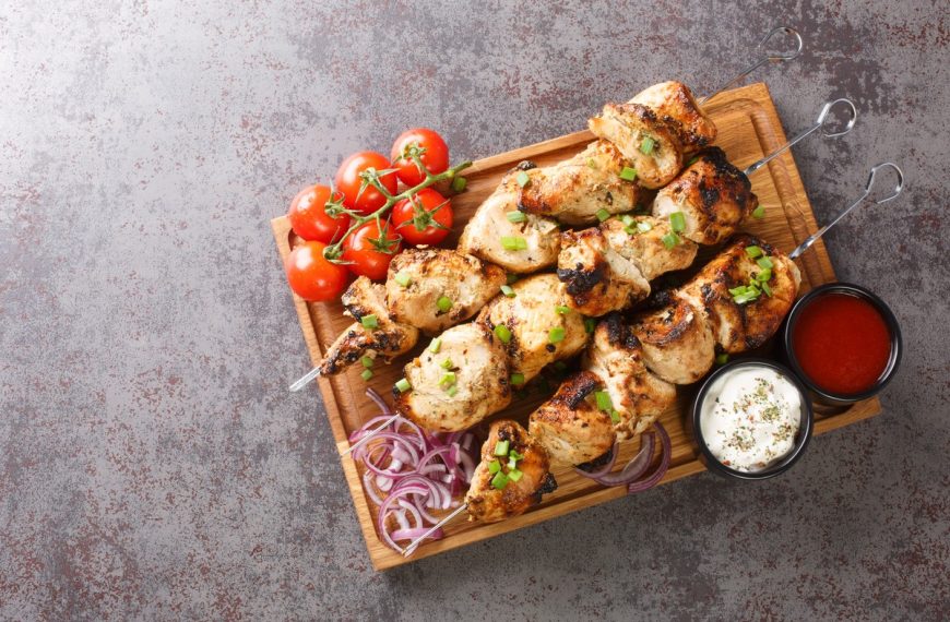 Hähnchenspieße mit Ajvar, Honig und Balsamico grillen