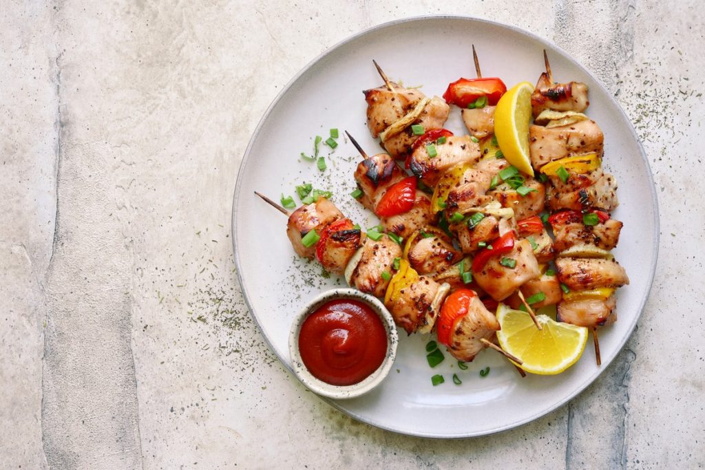 Hähnchenspieße vom Grill mit Paprika und Zwiebeln