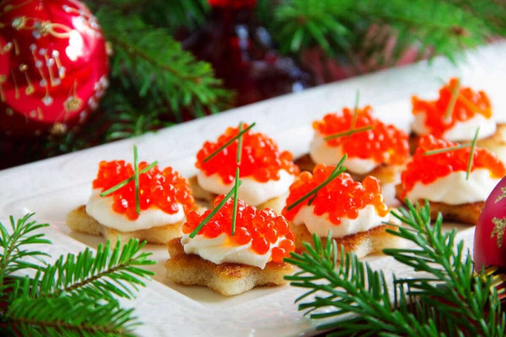 Häppchen mit Kaviar und Frischkäse auf Weißbrot zu Silvester