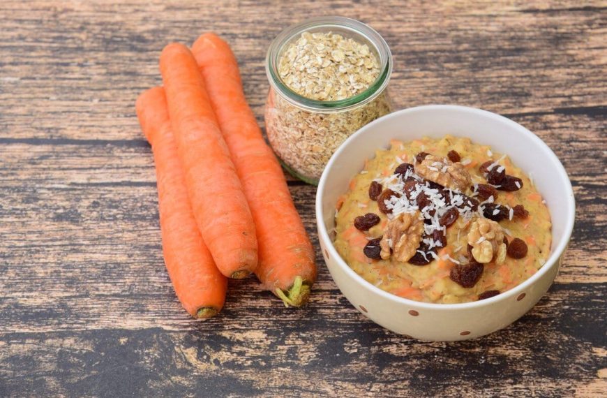 Haferbrei mit Karotten, Nüssen und Rosinen – Gesunde Frühstücksidee