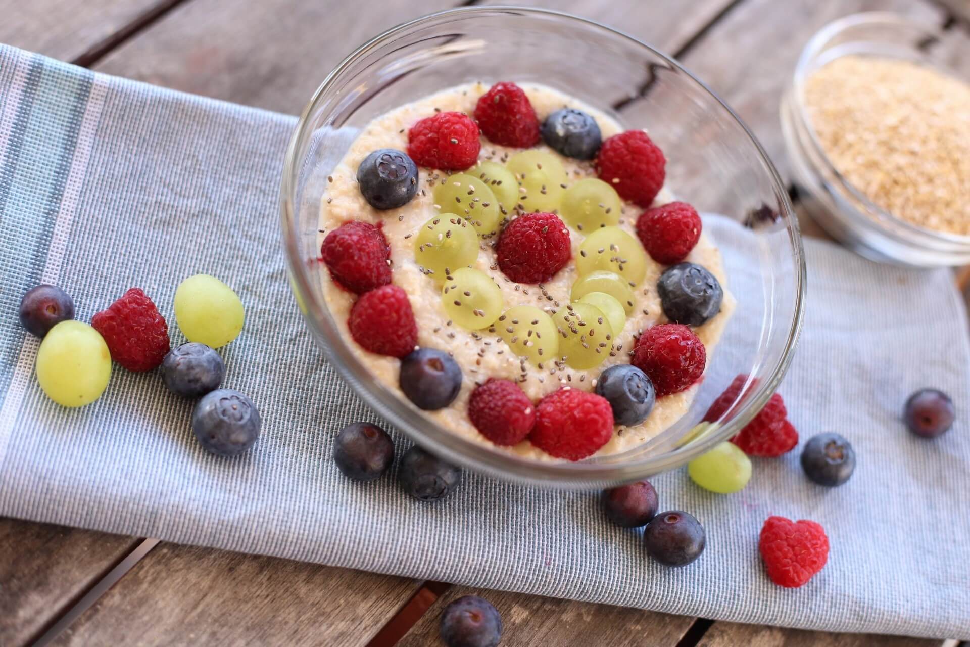 Haferbrei mit Milch und Beeren zum Frühstück