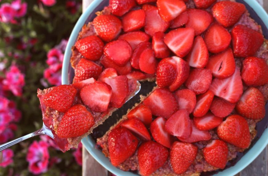Haferflocken-Erdbeer Kuchen mit Zimt, Vanille und Datteln
