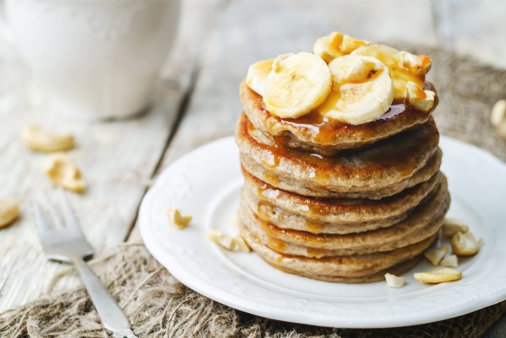 Apfel Pancakes mit Haferflocken ohne Mehl zum Frühstück