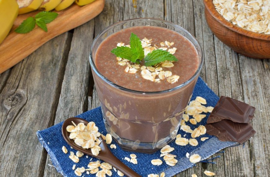 Haferflockensmoothie mit Kakao und Erdnussmus