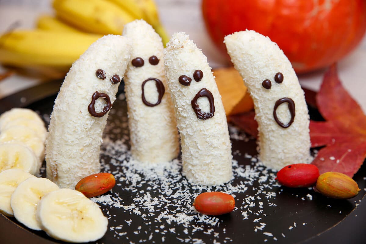 Halloween Bananengeister mit Kokosraspeln und Schokolade