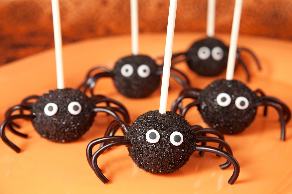 Halloween Cake Pops Spinnen aus Schokoladenkuchen und Streuseln