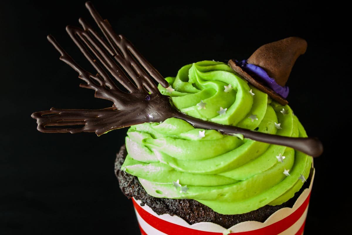 Halloween Cupcakes Hexen mit grünem Frosting