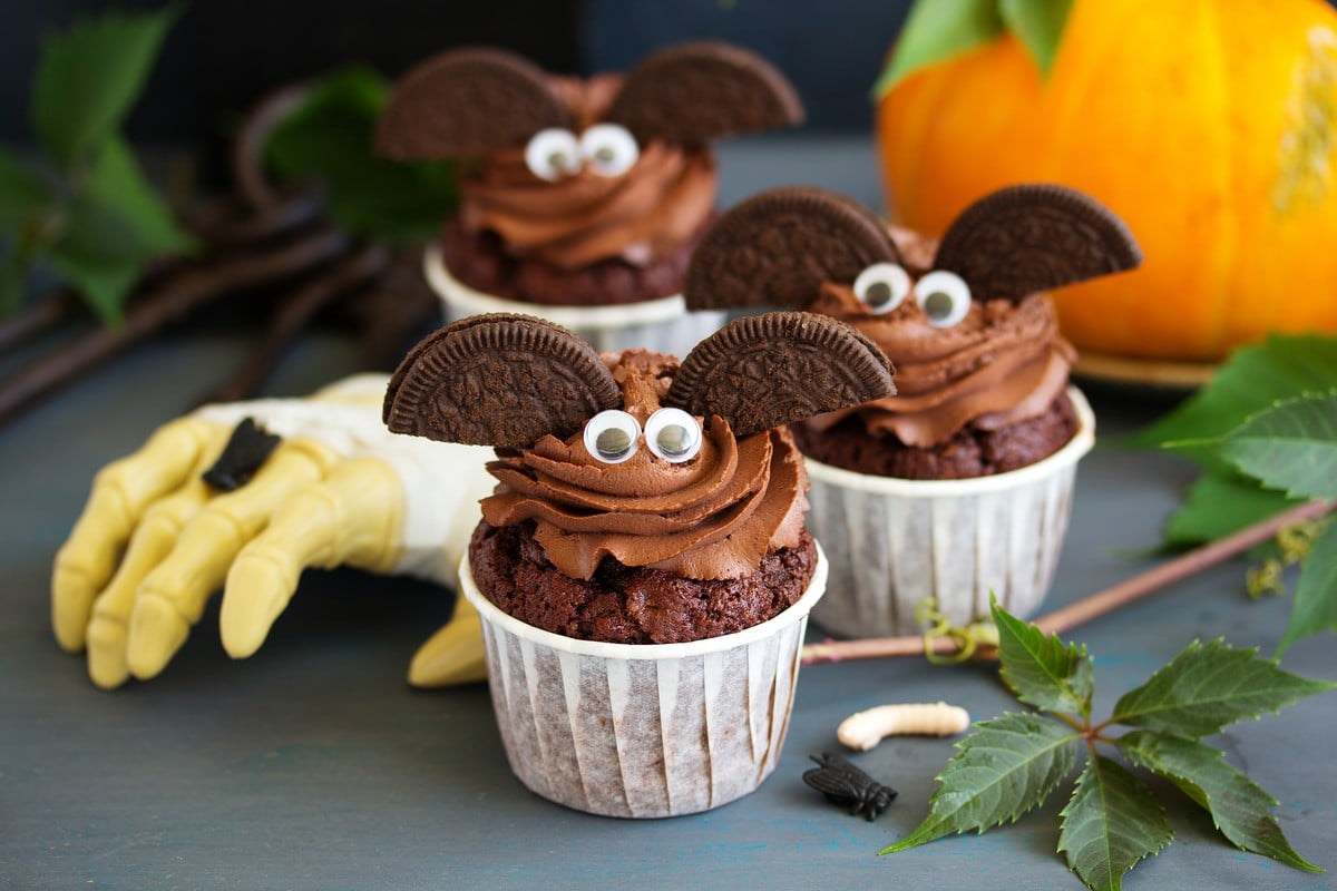 Halloween Fledermaus Cupcakes aus Schokomuffins mit Frosting
