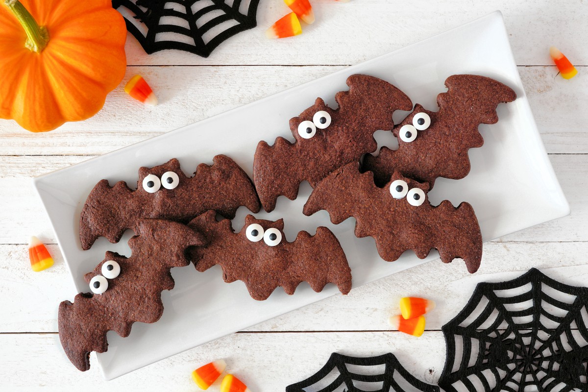 Halloween Fledermaus Kekse aus Schokoteig mit Zuckeraugen