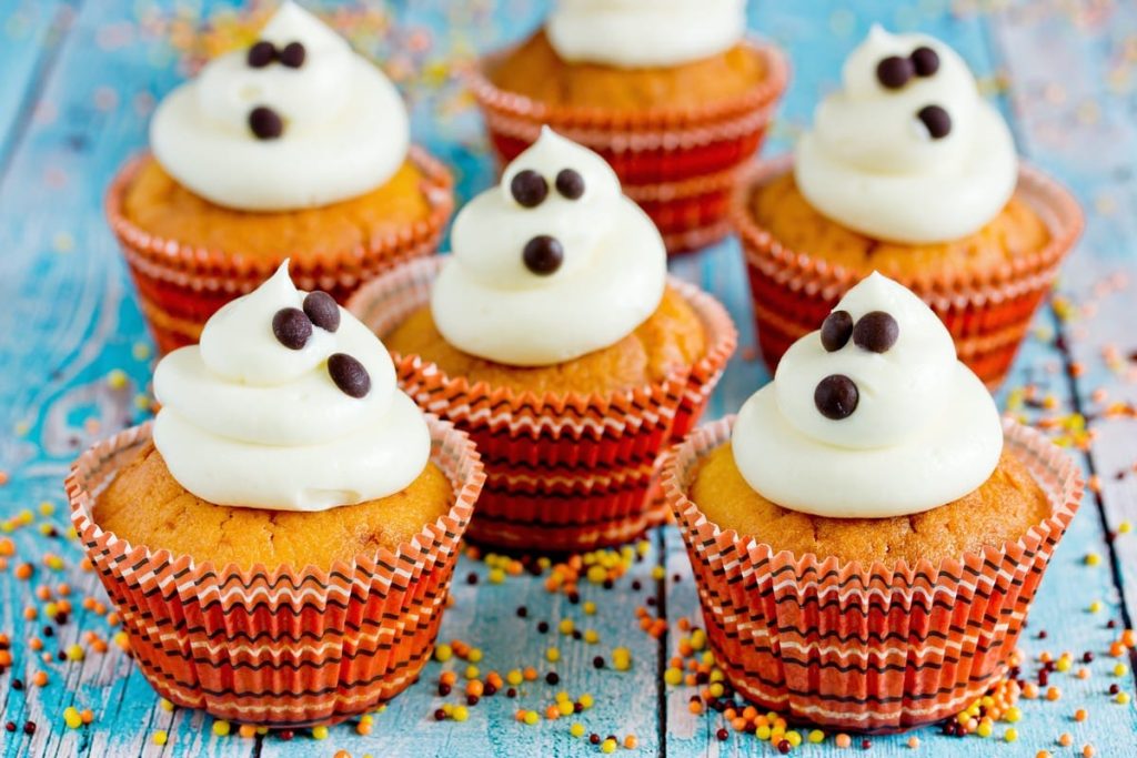 Halloween Geist Cupcakes aus Vanillemuffins und Frischkäsefrosting