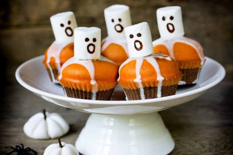 Gruselige Geister Kekse mit Zuckerglasur für Halloween Party