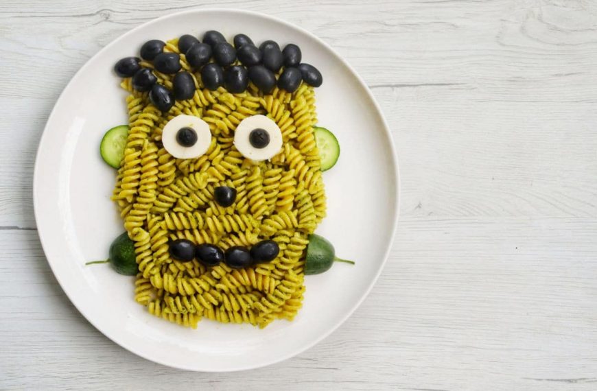 Halloween Monster Nudeln mit grünem Pesto und Oliven