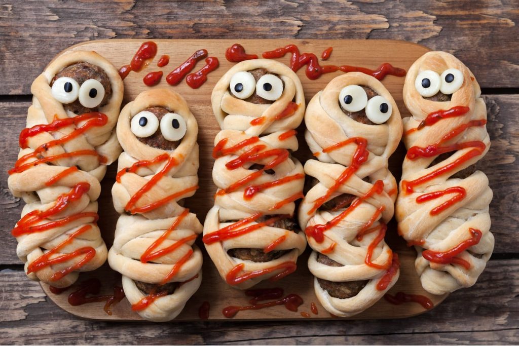 Halloween Mumien Snacks mit Würstchen im Schlafrock