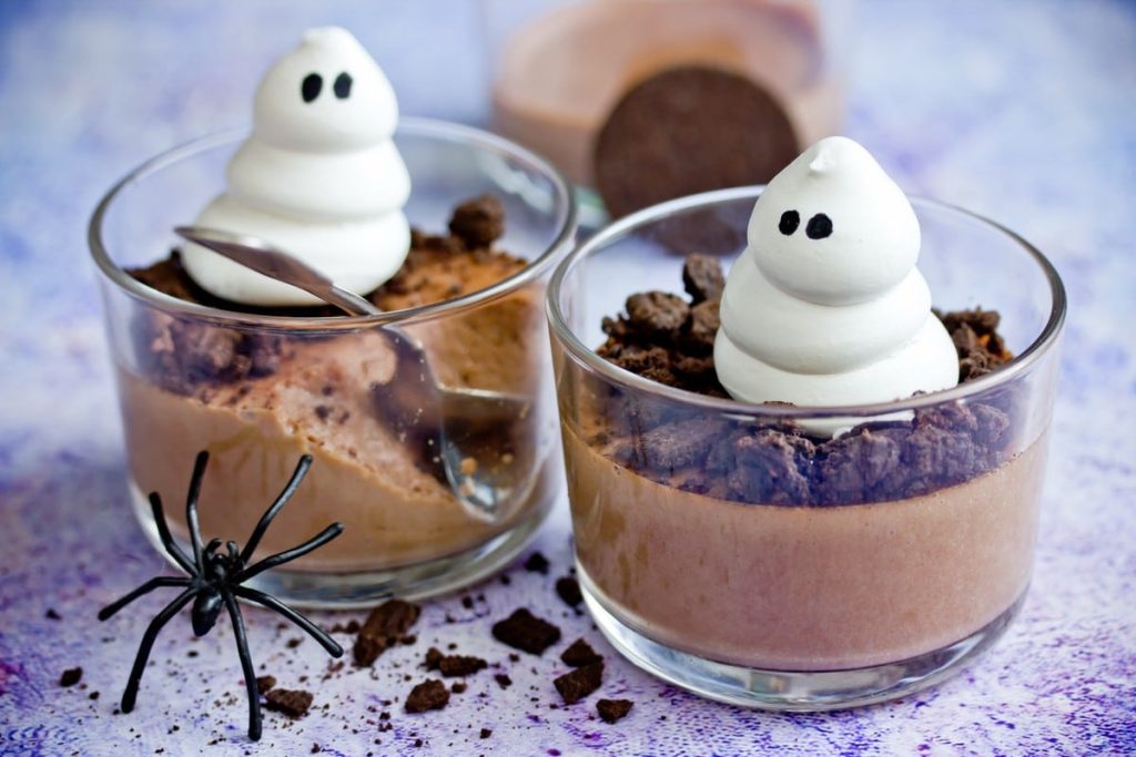 Halloween Nachtisch Mousse mit Baisergeistern und Schokokeksen