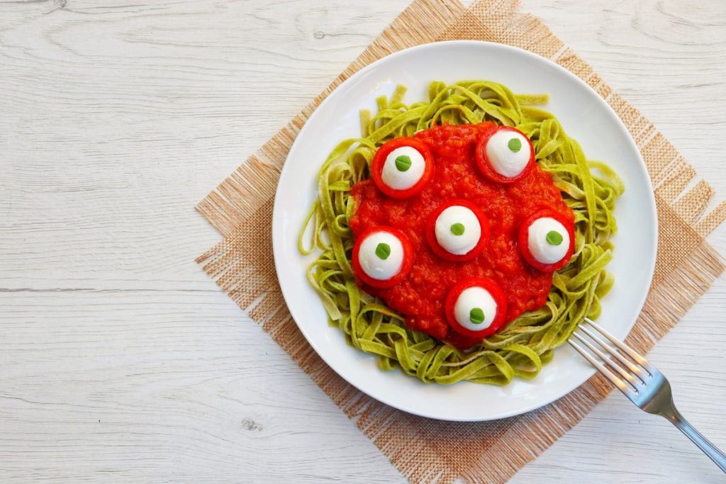 Halloween Pasta mit Tomatensoße und Mozzarella
