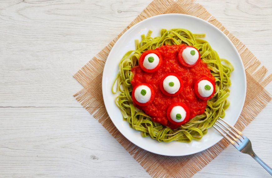 Halloween Pasta mit Tomatensoße und Mozzarella