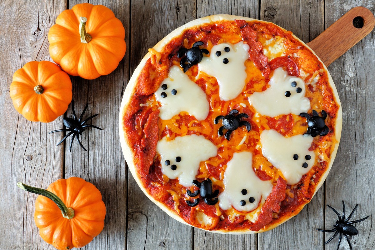 Halloween Pizza mit Käse und Salami für Halloween Abend