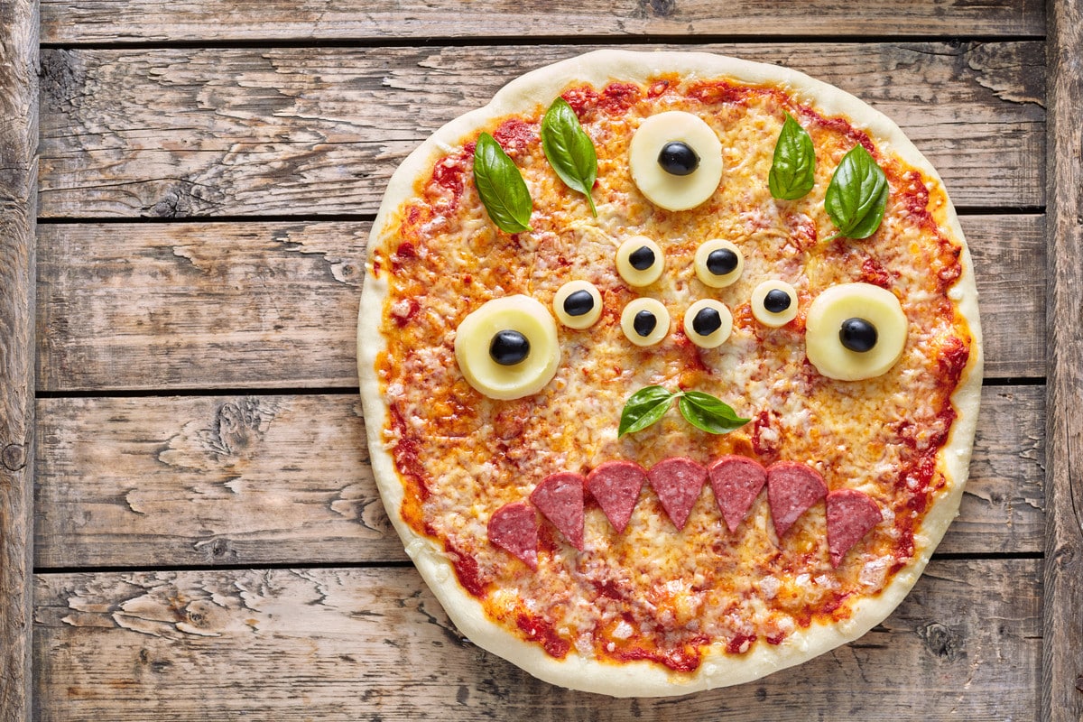 Halloween Pizza mit Tomaten und Mozzarella
