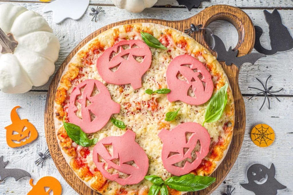 Halloween Pizza mit Wurstkürbissen und Mozzarella