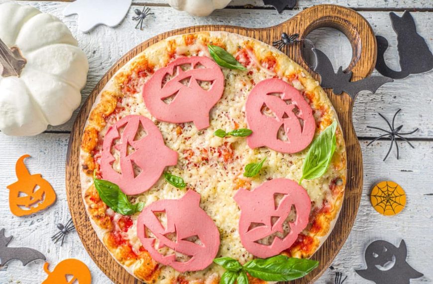Halloween Pizza mit Wurstkürbissen und Mozzarella