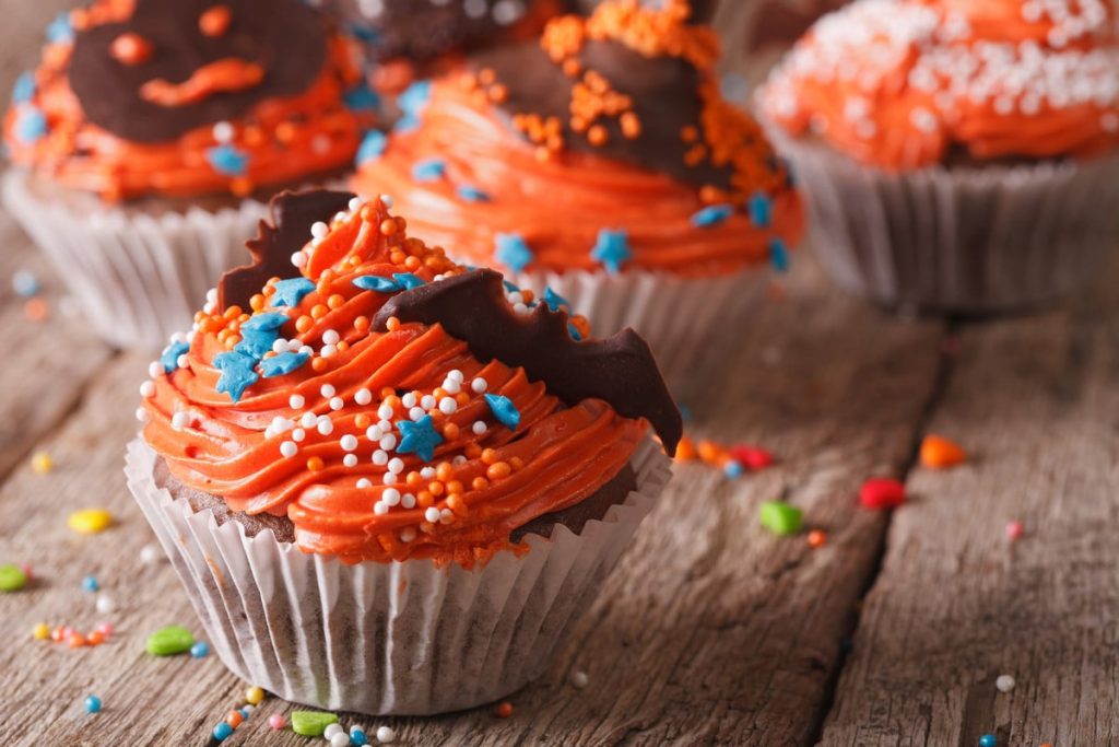 Halloween Schokoladen Cupcakes mit orangenem Frosting