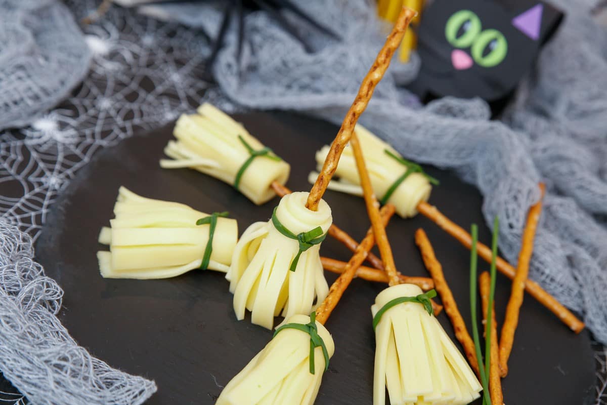 Halloween Snack Hexenbesen mit Käse und Salzstangen