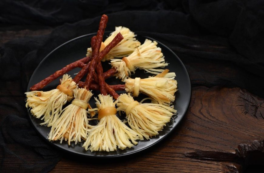 Halloween Snack mit Käse und Salami Sticks