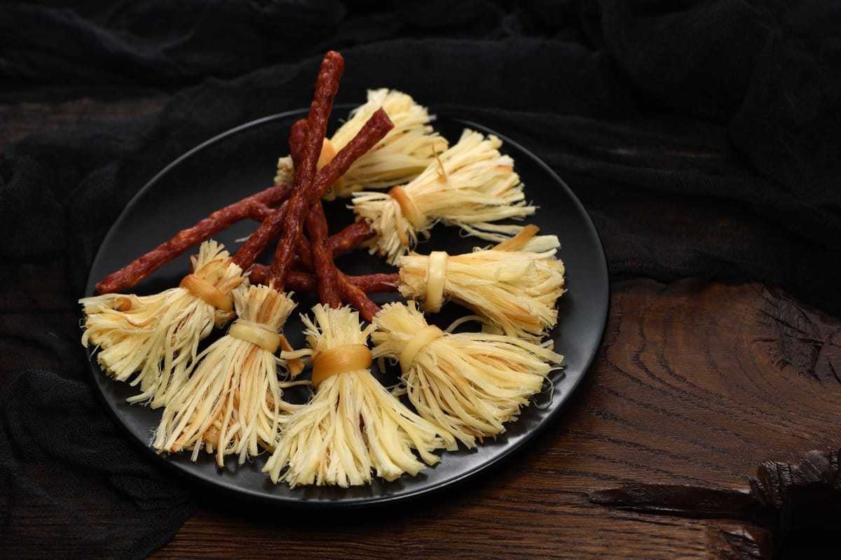 Halloween Snack mit Käse und Salami Sticks