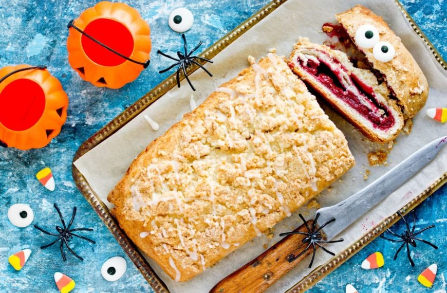 Halloween Strudel mit Marmelade und Nüssen als Mumie