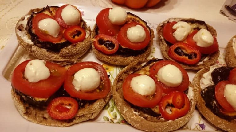 Halloween Toasties mit Tomaten und gebackenen Auberginen