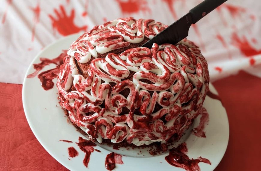 Halloween Torte Red Velvet mit Frischkäse und Fondant