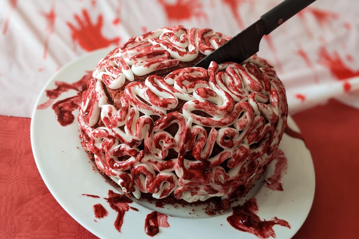 Halloween Torte Red Velvet mit Frischkäse und Fondant