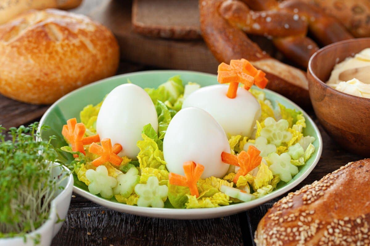 Hartgekochte Eier mit Salat und Gurken zum Osterbrunch