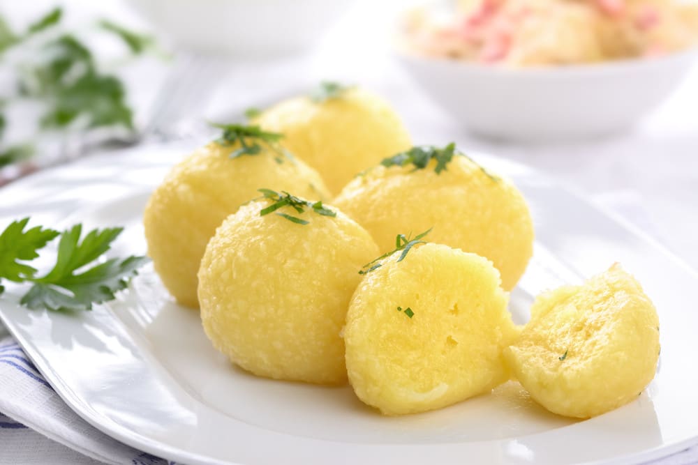 Hausgemachte Kartoffelknödel mit Butter