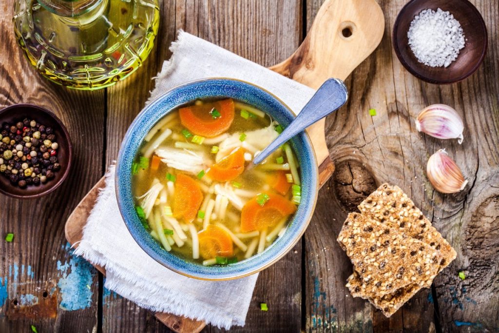 Hausgemachte Nudelsuppe mit Hähnchenstreifen