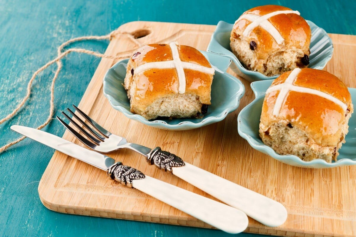 Hefebrötchen Hot Cross Bun – Osterbrötchen mit Gewürzen