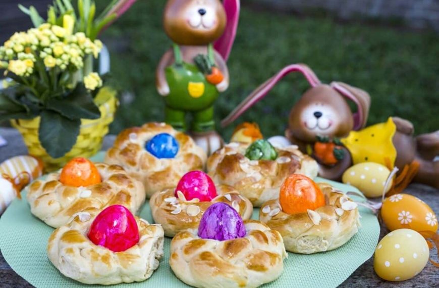 Hefezopf Nester mit bunten Ostereiern zum Osterbrunch