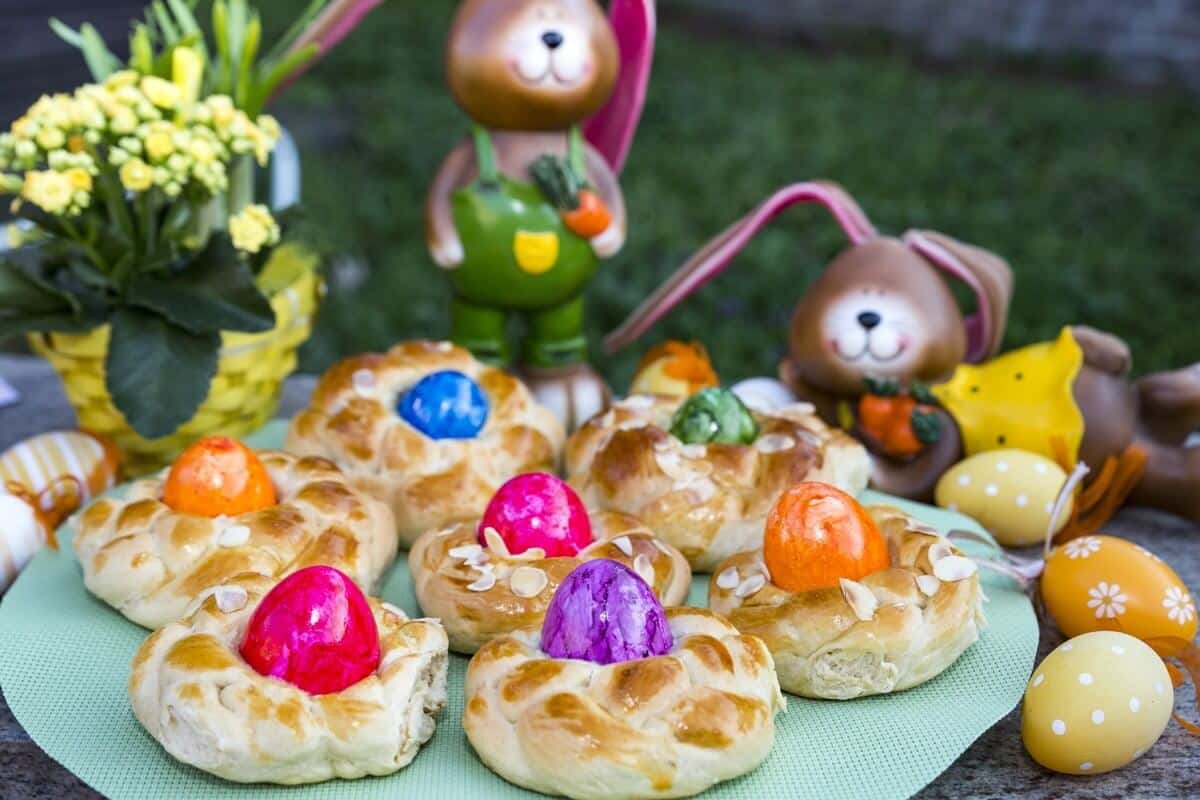 Hefezopf Nester mit bunten Ostereiern zum Osterbrunch