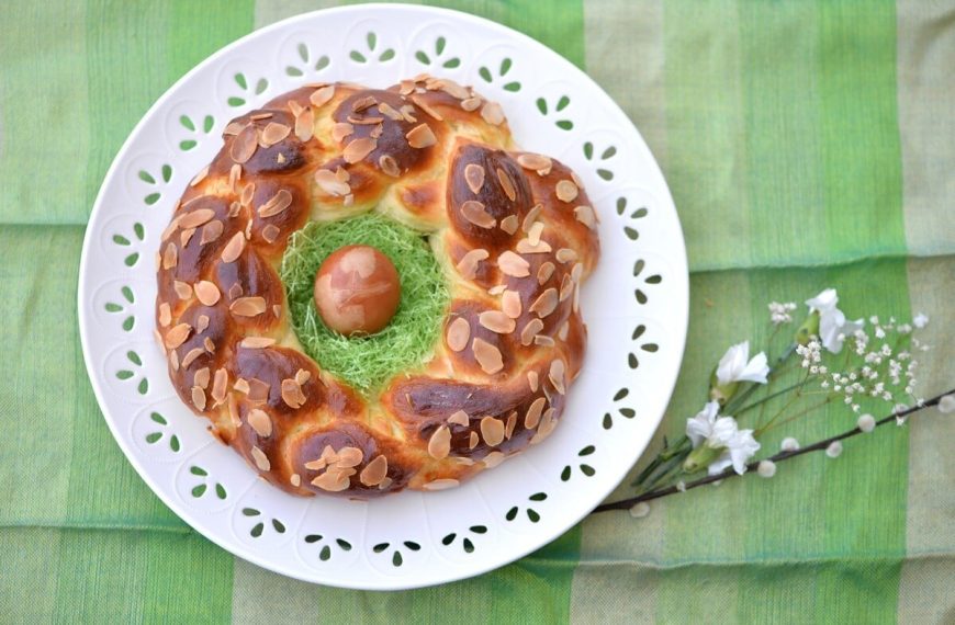 Hefezopf mit Nüssen, Rosinen und Mandelblättchen – Osterzopf