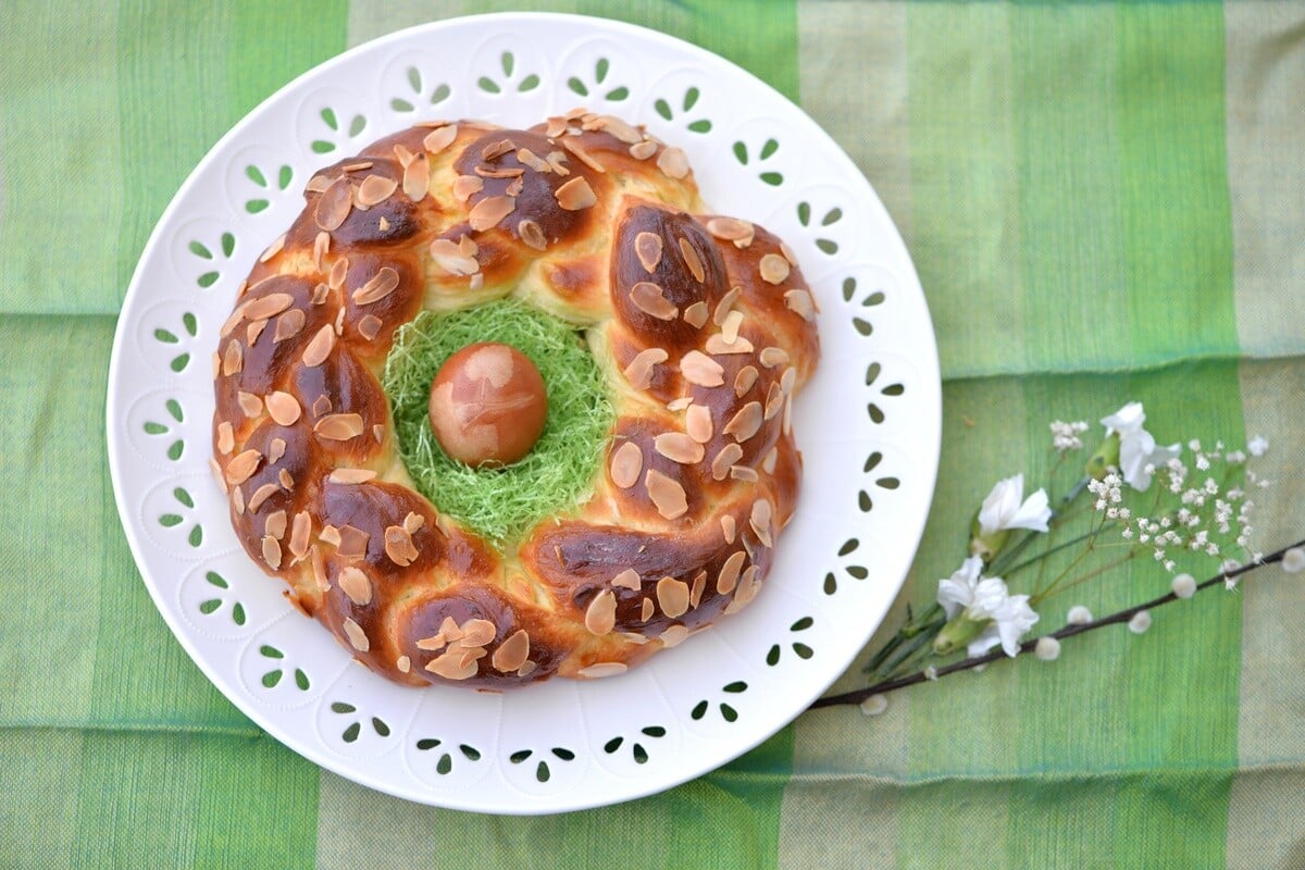 Hefezopf mit Nüssen, Rosinen und Mandelblättchen - Osterzopf