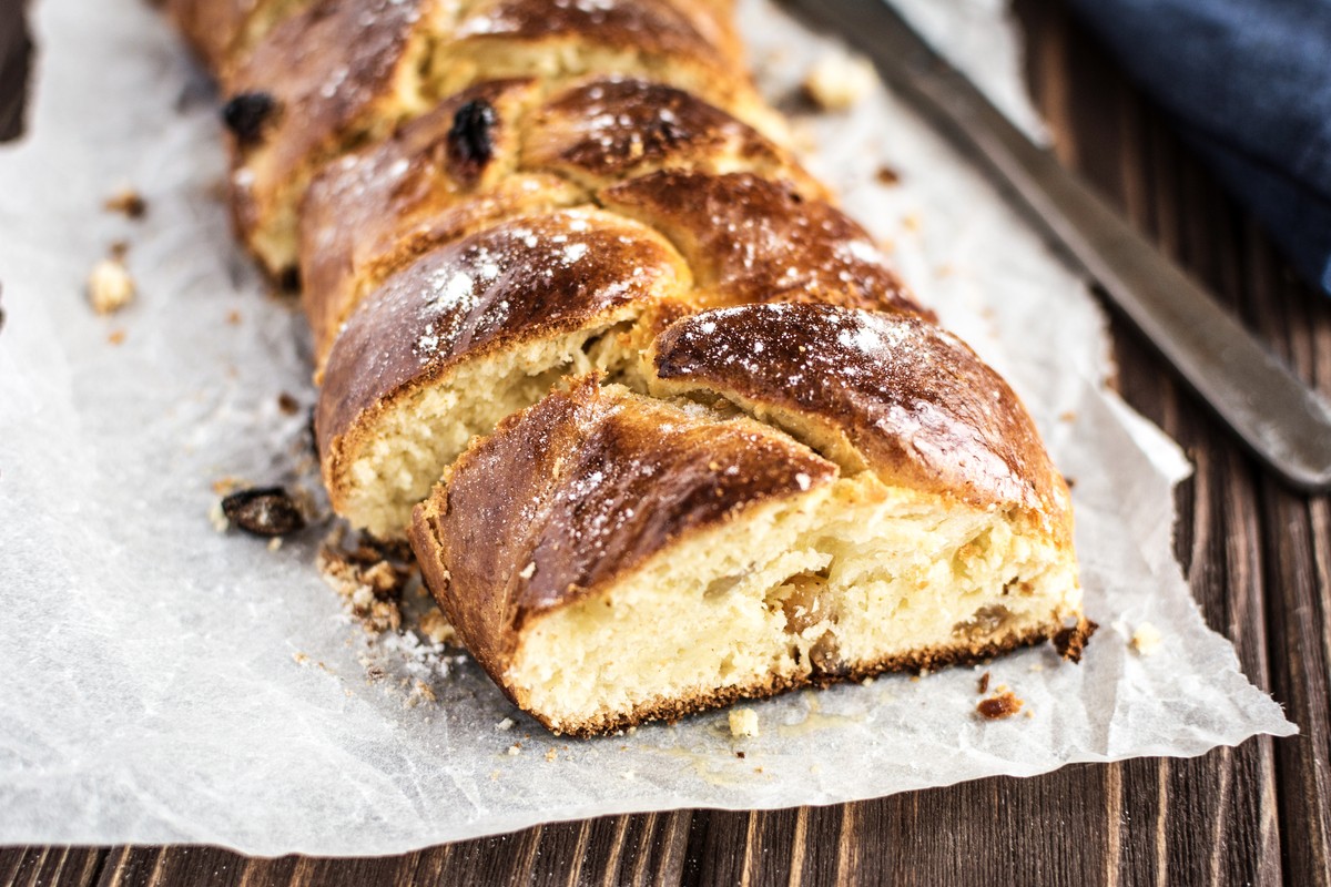 Hefezopf mit Rosinen und kandierten Früchten