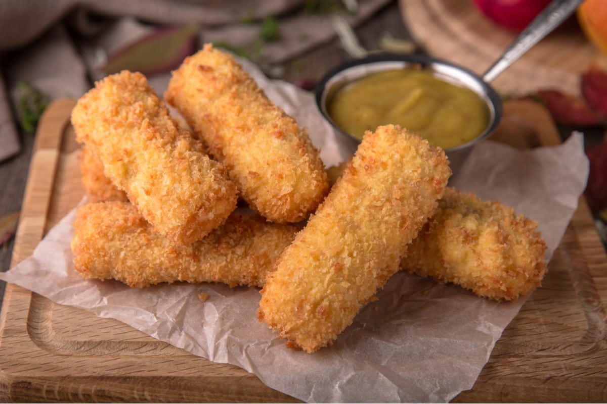 Heiß frittierte Mozzarella Sticks mit Parmesan Panade