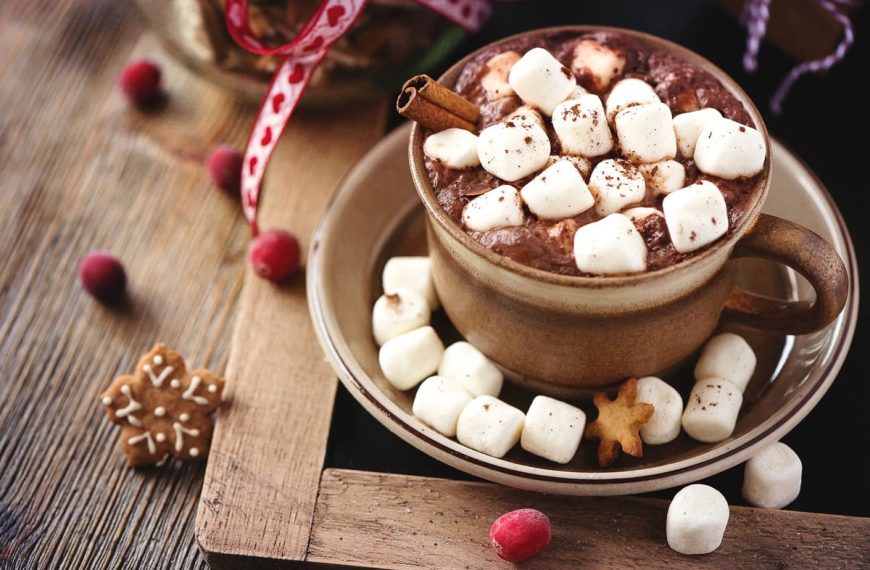 Heiße Schokolade mit Marshmallows und Sahne