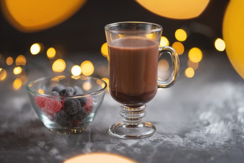 Heiße Schokolade mit dunklem Rum, Milch und Milchmädchen