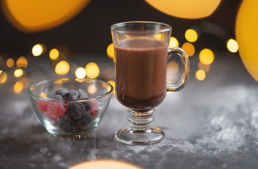Heiße Schokolade mit dunklem Rum, Milch und Milchmädchen