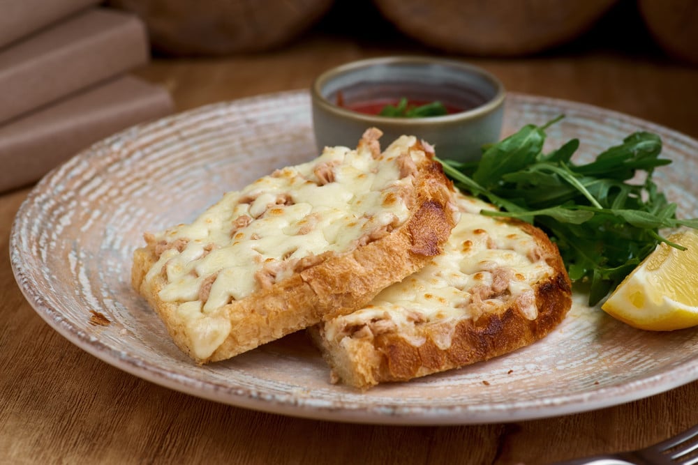 Heiße Thunfisch Sandwiches mit Käse überbacken