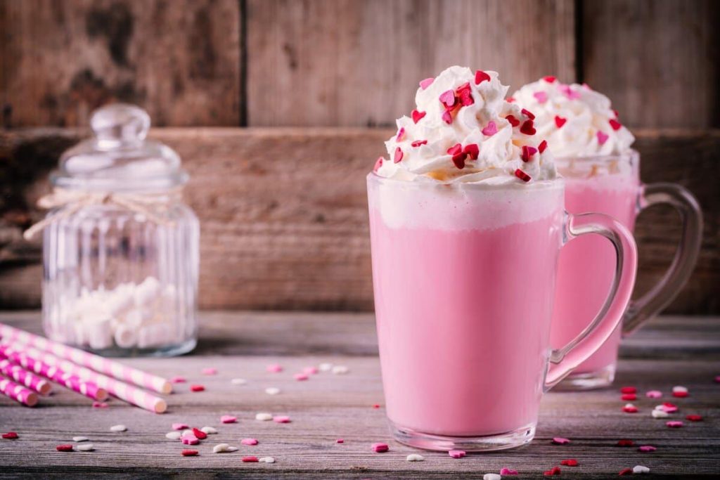 Heiße weiße Schokolade in pink zu Valentinstag