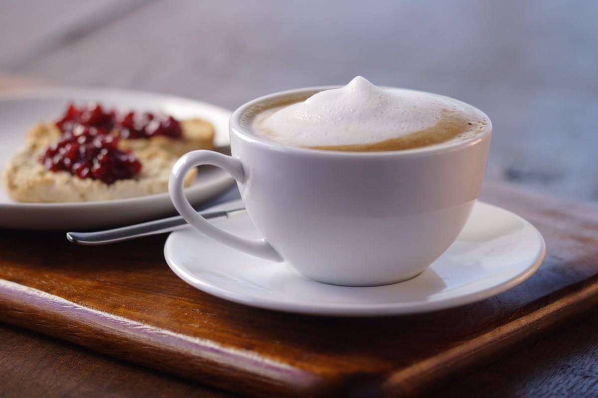 Heißer Espresso Cortado mit Nutella und Milchschaum