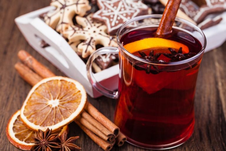 Heißer Glühwein mit Orangen, Nelken, Zimt und Honig